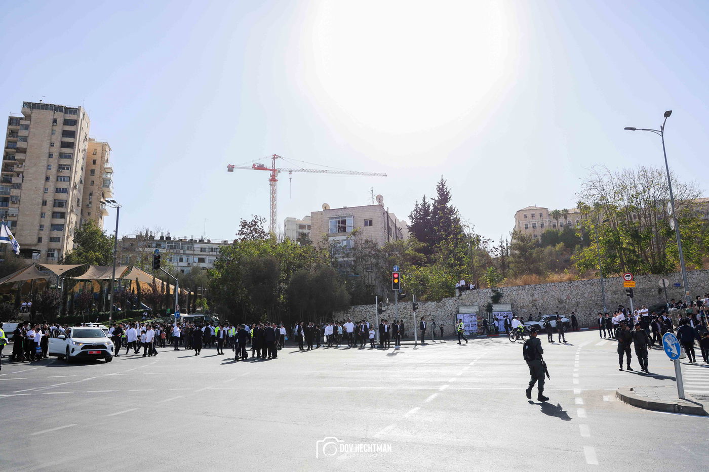 השלטים, המרפסות, רכבי החירום: תיעוד ראשון מהרבבות בדרך לעצרת