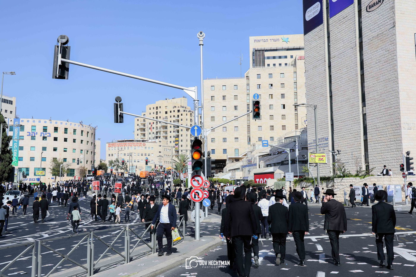 השלטים, המרפסות, רכבי החירום: תיעוד ראשון מהרבבות בדרך לעצרת