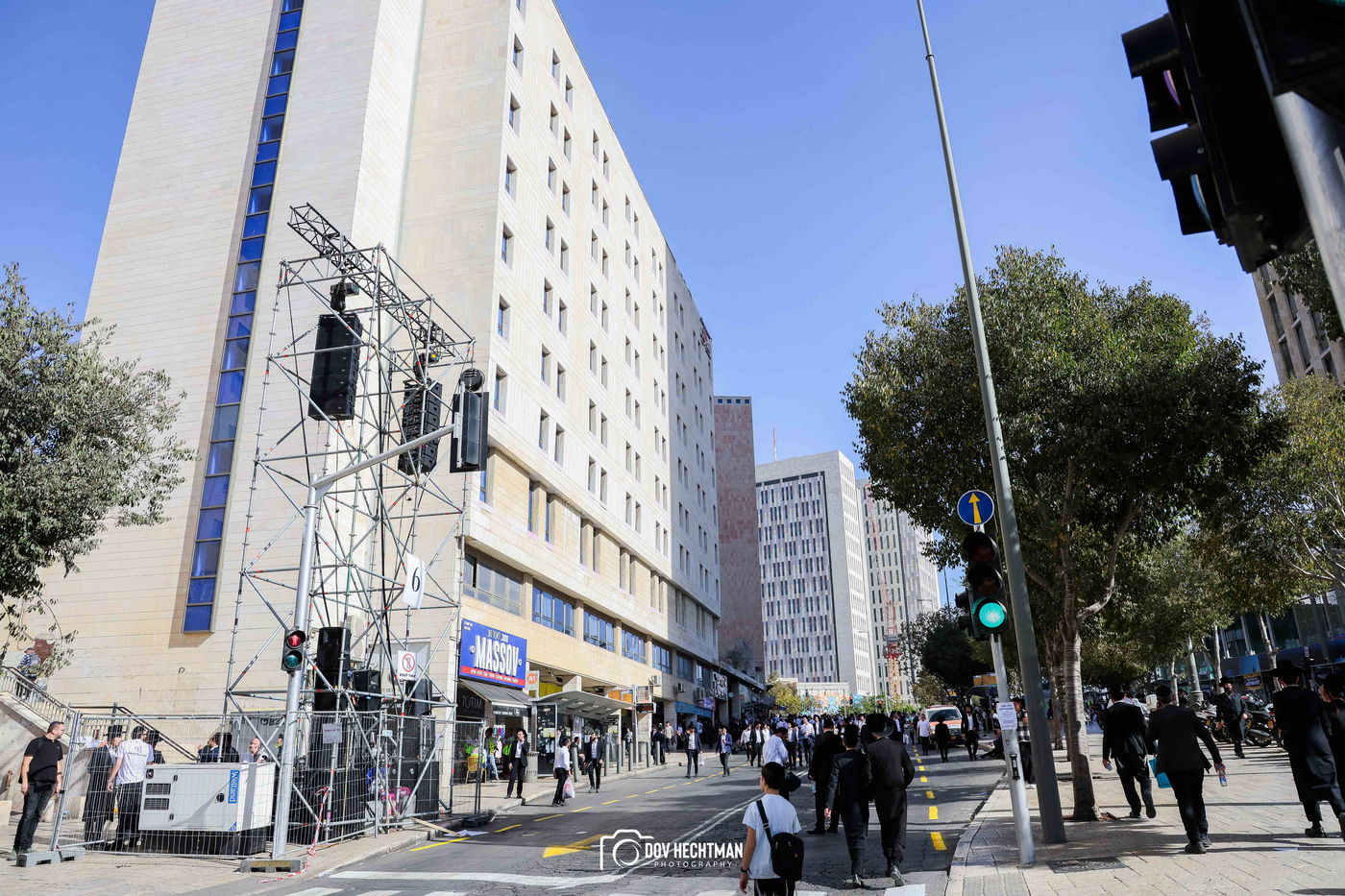 השלטים, המרפסות, רכבי החירום: תיעוד ראשון מהרבבות בדרך לעצרת