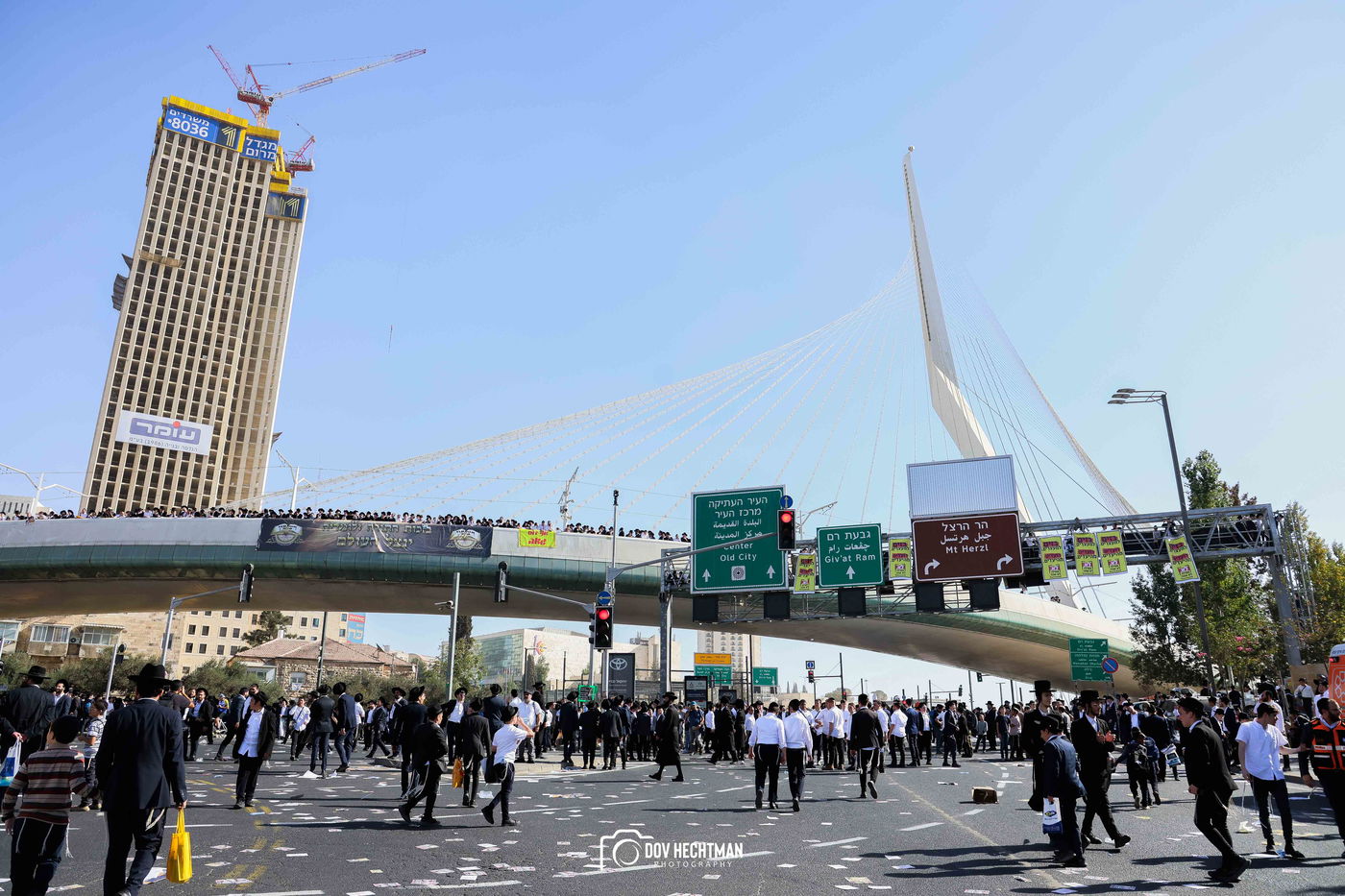 השלטים, המרפסות, רכבי החירום: תיעוד ראשון מהרבבות בדרך לעצרת