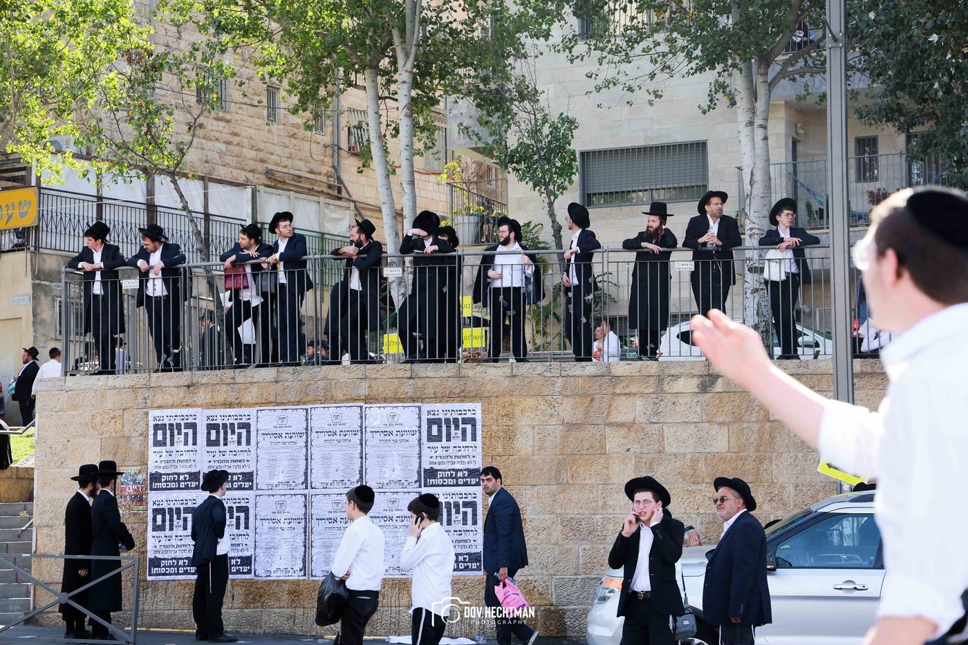 השלטים, המרפסות, רכבי החירום: תיעוד ראשון מהרבבות בדרך לעצרת