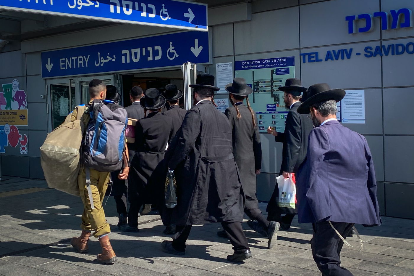 אלפים במדרגות הנעות: כך נראתה תחנת הרכבת בירושלים משעות הבוקר