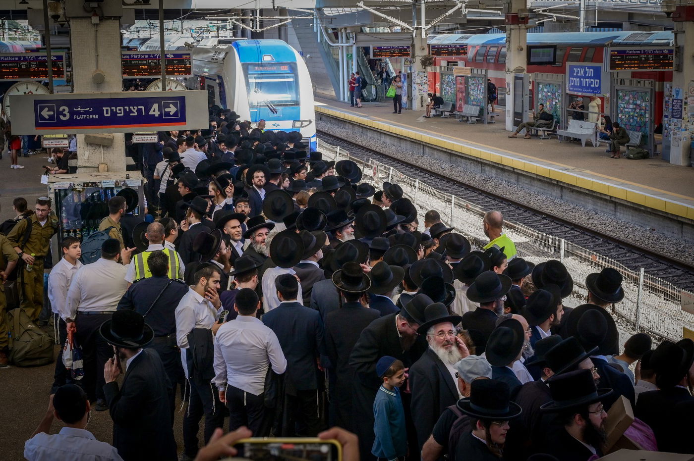 אלפים במדרגות הנעות: כך נראתה תחנת הרכבת בירושלים משעות הבוקר