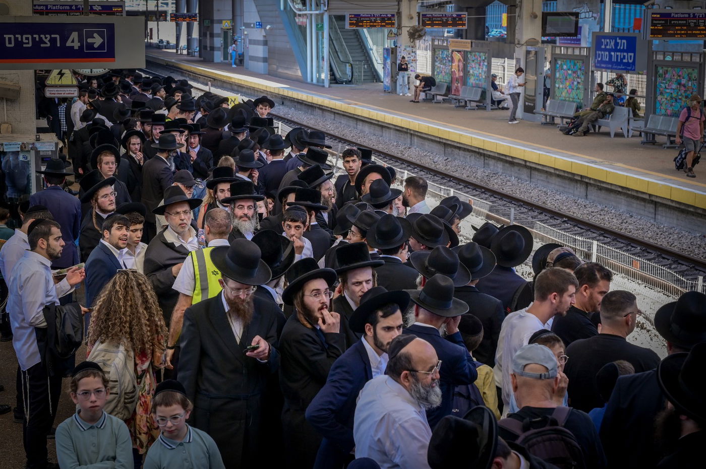 אלפים במדרגות הנעות: כך נראתה תחנת הרכבת בירושלים משעות הבוקר
