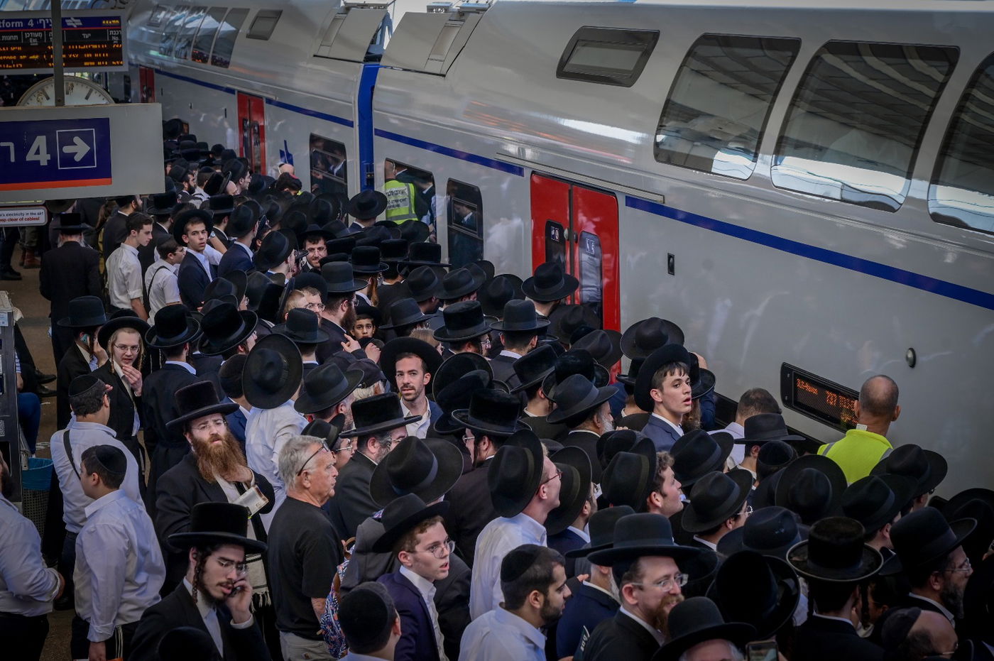 אלפים במדרגות הנעות: כך נראתה תחנת הרכבת בירושלים משעות הבוקר