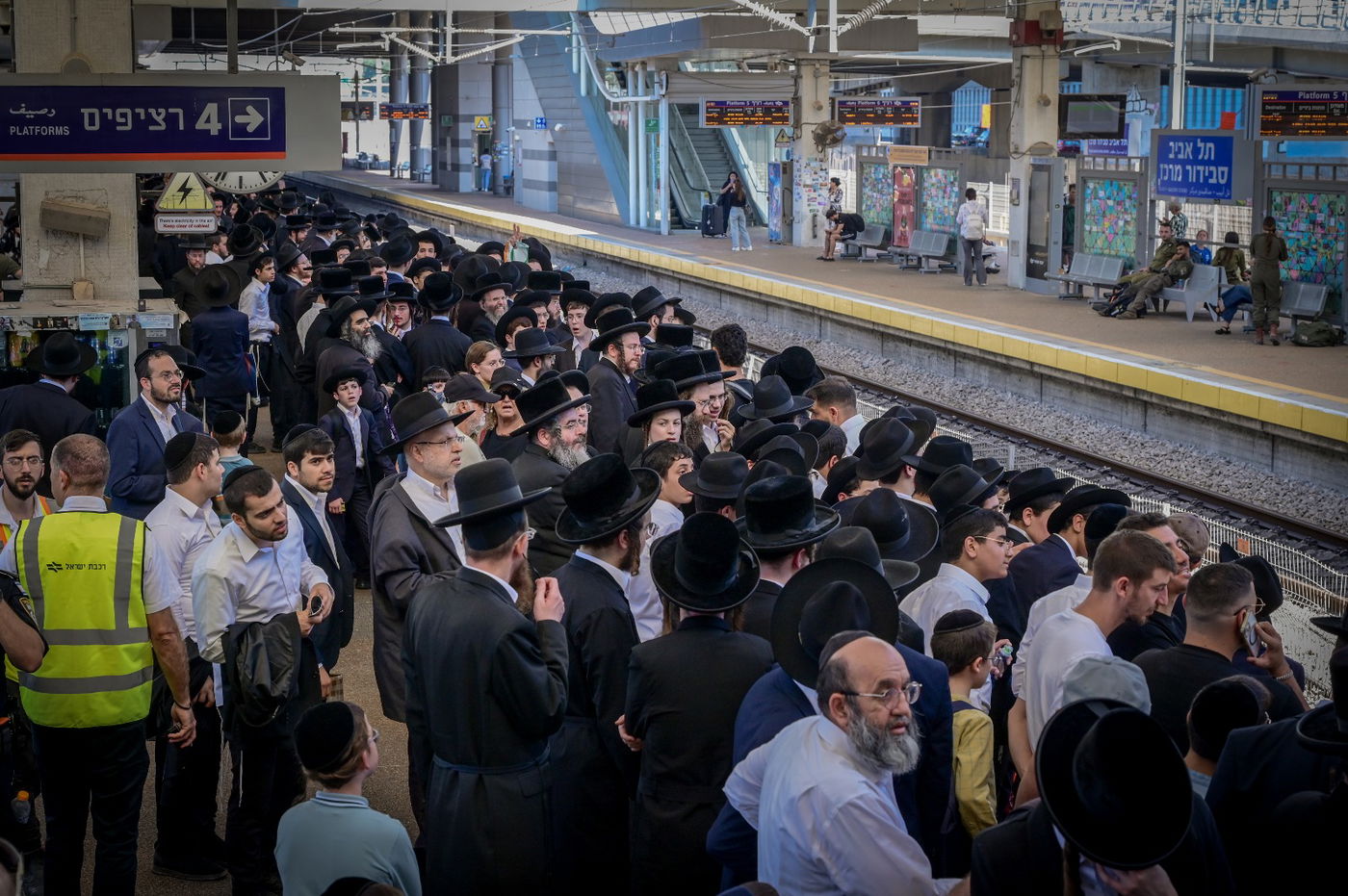 אלפים במדרגות הנעות: כך נראתה תחנת הרכבת בירושלים משעות הבוקר