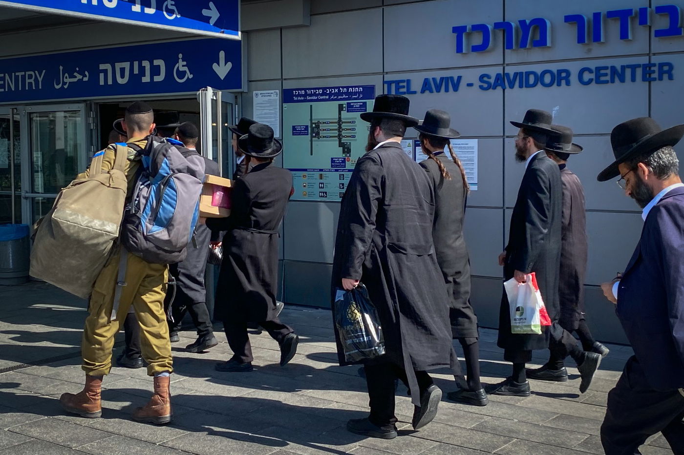 אלפים במדרגות הנעות: כך נראתה תחנת הרכבת בירושלים משעות הבוקר