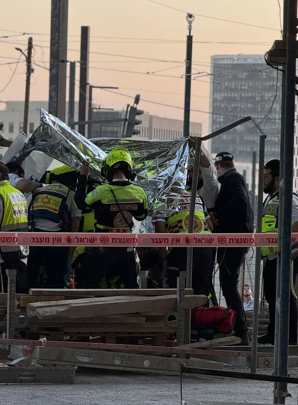 אסון כבד: נער בן 15 נהרג אחרי שנפל משלד בניין רב קומות בלב העצרת