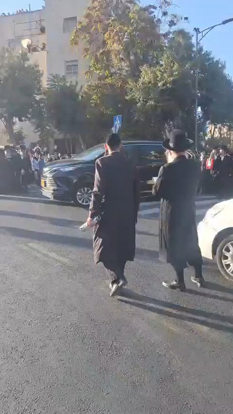 האדמו"ר מבעלזא מגיע לעצרת