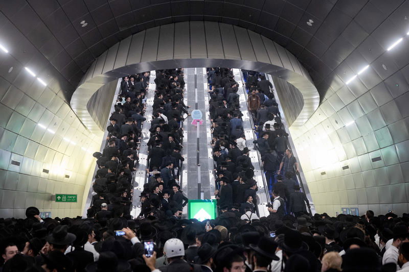 המונים בדרכם לעצרת