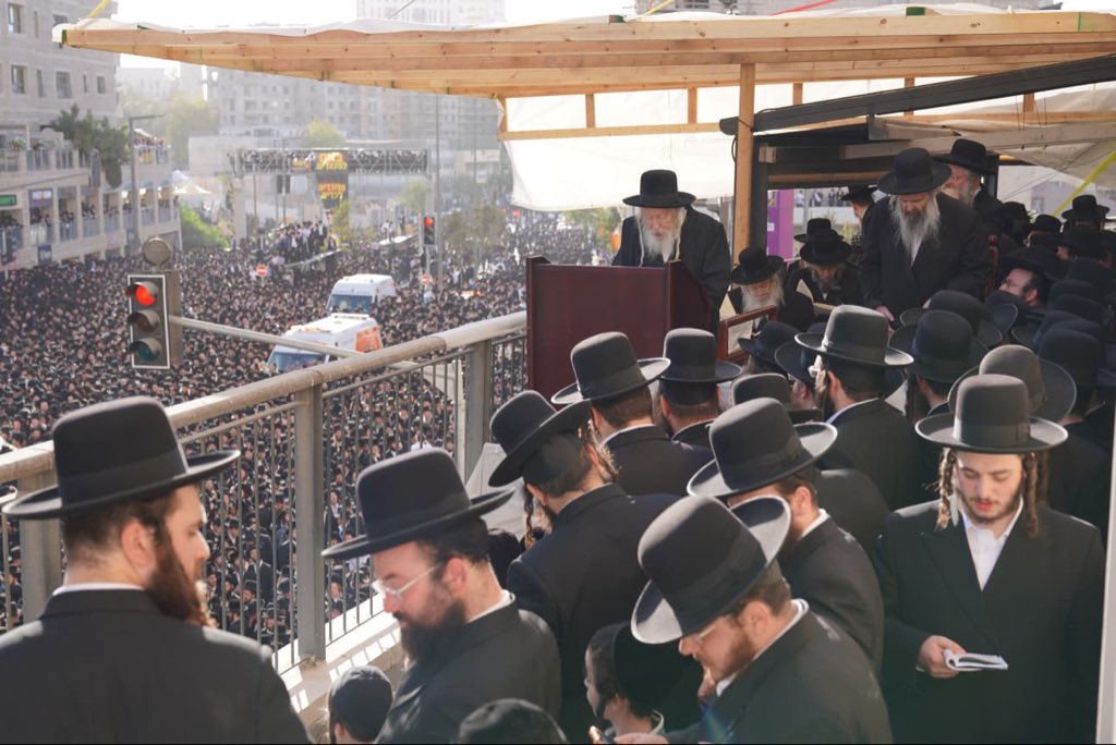 האדמו"ר מגור בתפילת מנחה בעצרת המיליון