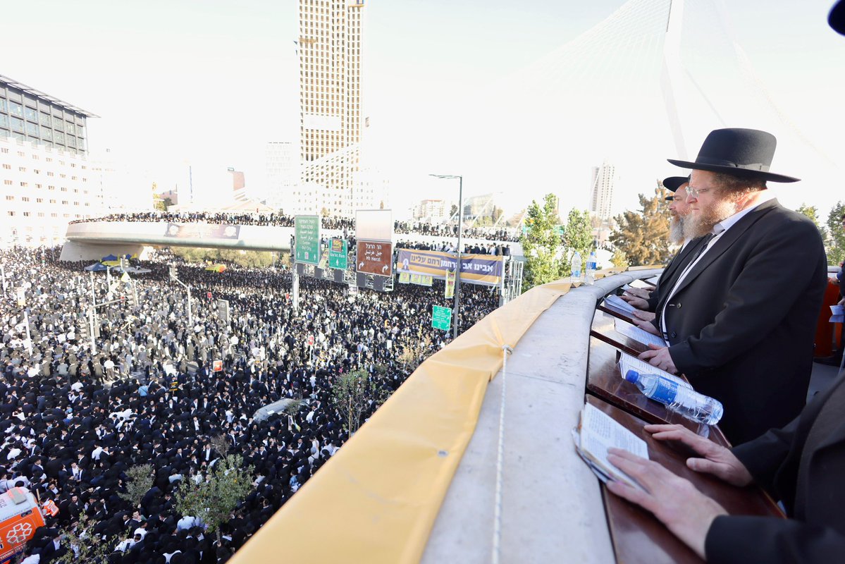 רבני ישיבת עטרת שלמה בעצרת המיליון בשערי ירושלים