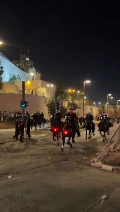 הפרשים דוהרים לעבר המפגינים