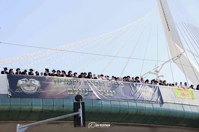 השלטים, המרפסות, רכבי החירום: תיעוד ראשון מהרבבות בדרך לעצרת