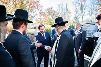 מייק לאולר עם עסקנים חרדים