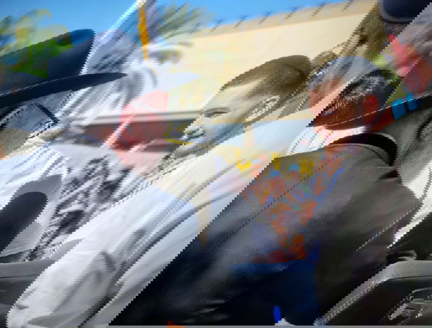 שורד השבי מניח תפילין בלב תל אביב