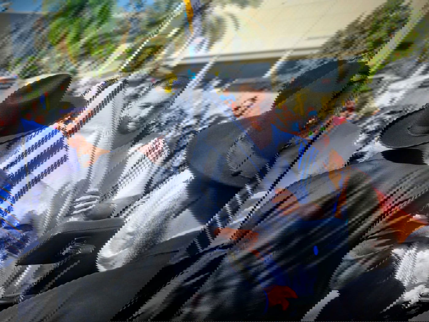 שורד השבי מניח תפילין בלב תל אביב