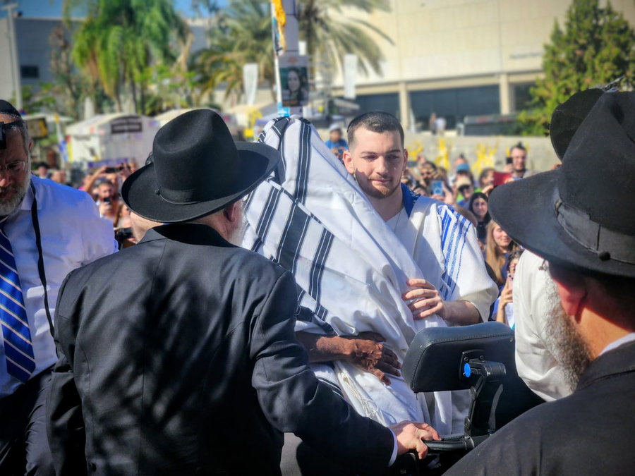 שורד השבי מניח תפילין בלב תל אביב
