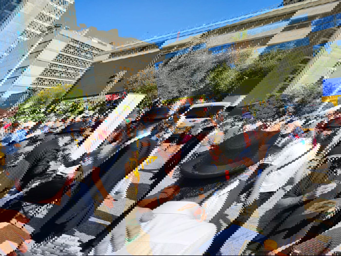 שורד השבי מניח תפילין בלב תל אביב