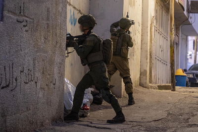 איתור מחרטות לייצור אמצעי לחימה בחברון ומעצר של כ-72 חשודים