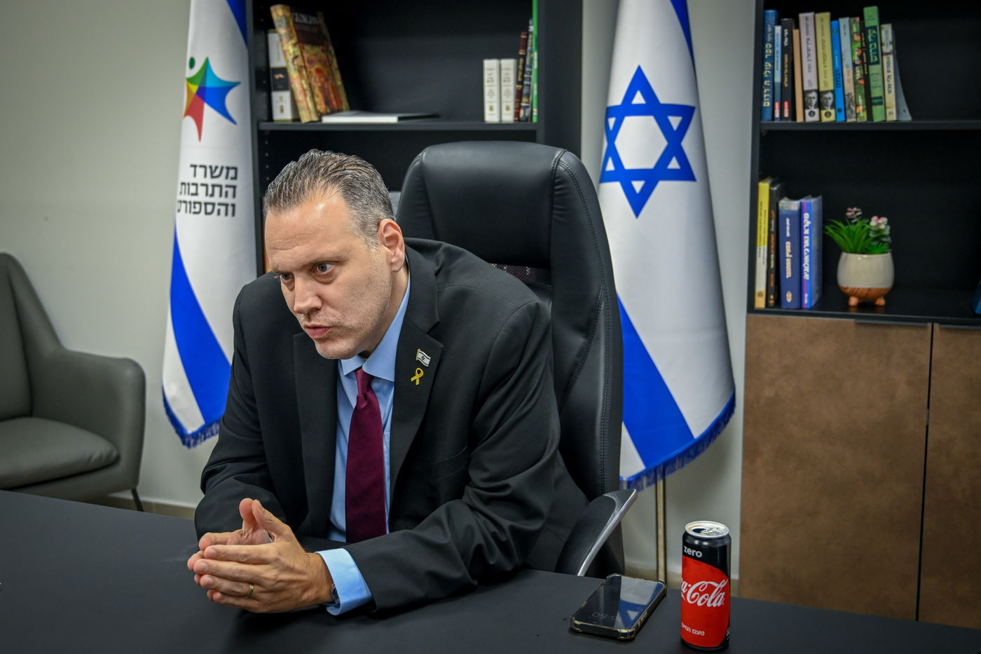 השר מיקי זוהר