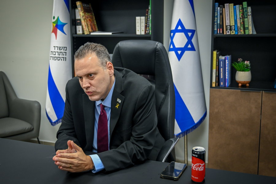 השר מיקי זוהר