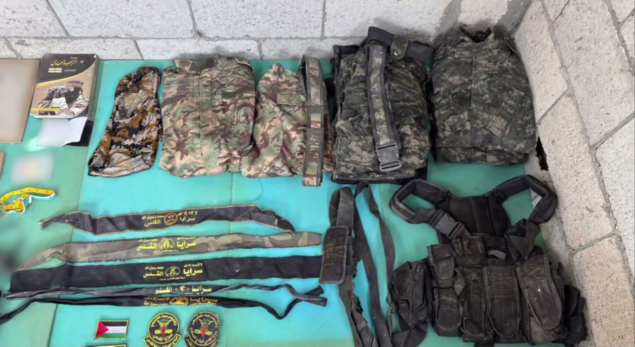 תמונות של המשגר בעל 15 קני השיגור וציוד הלחימה הנוסף שאותר במרחב הקו הצהוב