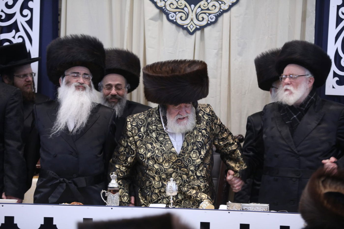 הרה"ג ר' שמעון הירשלר זצ"ל, בריקוד עם יבלחט"א, רבו האדמו"ר מויז'ניץ בסיום הש"ס בלונדון