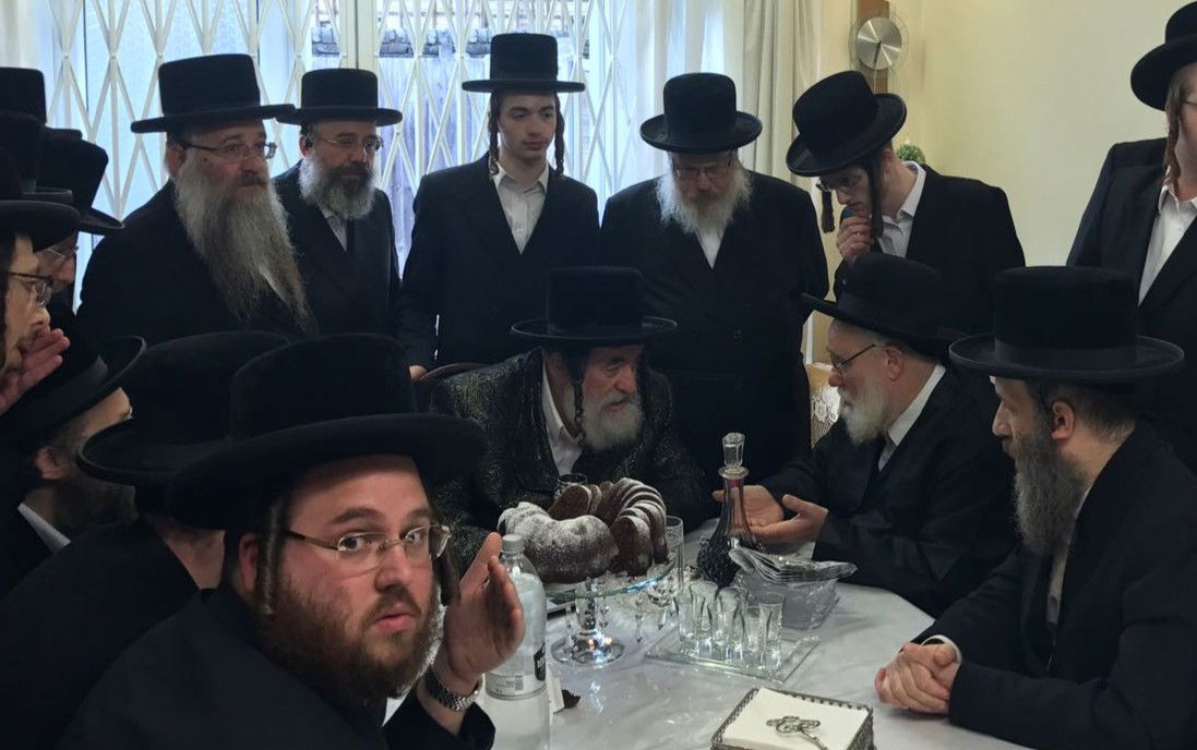 האדמו"ר מויז'ניץ בביקור במעונו של הרב שמעון הירשלר זצ"ל בלונדון