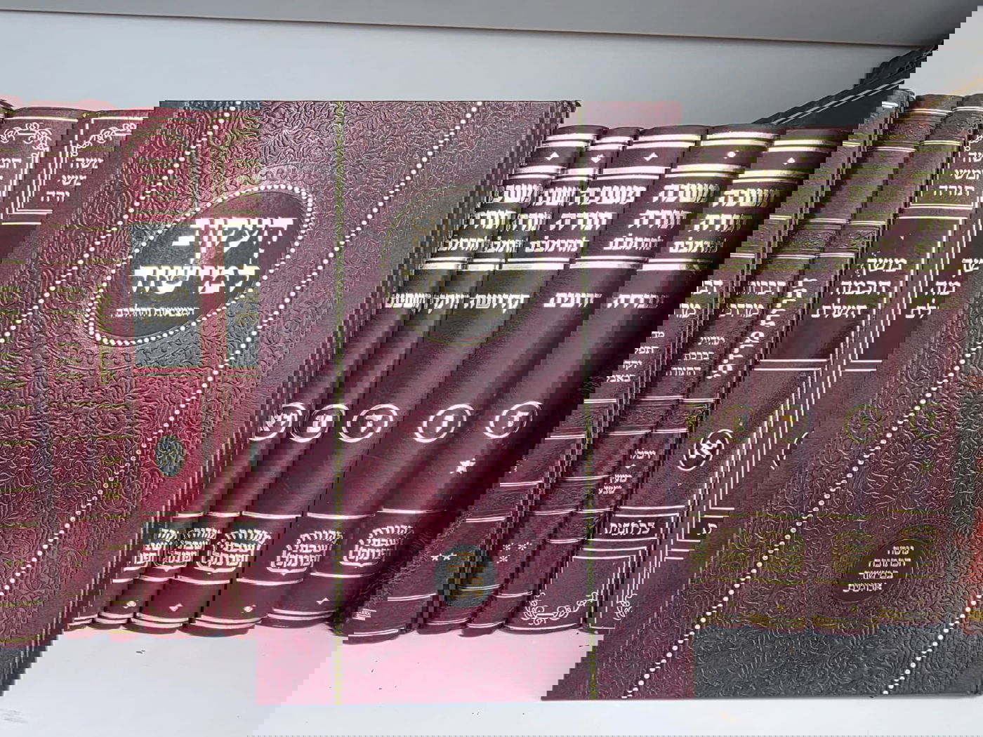 ספר ה"עקוב למישור" אודות נוסח הכתובה במישור אדומים בו הגר"א דויטש דן בחלק מחוק הגיוס