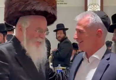 ראש המוסד ואחיו החרדי