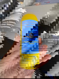 בקבוק החומר הרעיל שרוסס במטוס