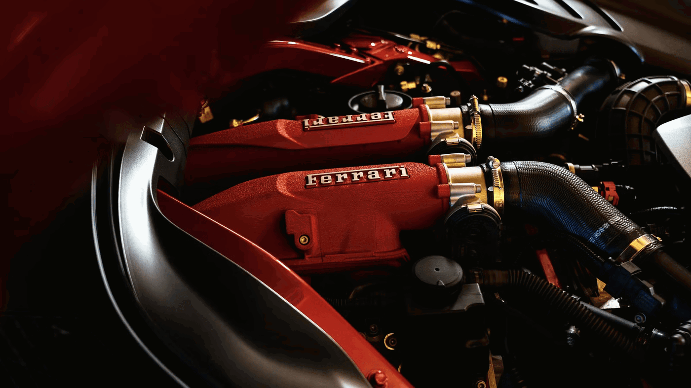 עם שם המותג משולב במנוע הרכב