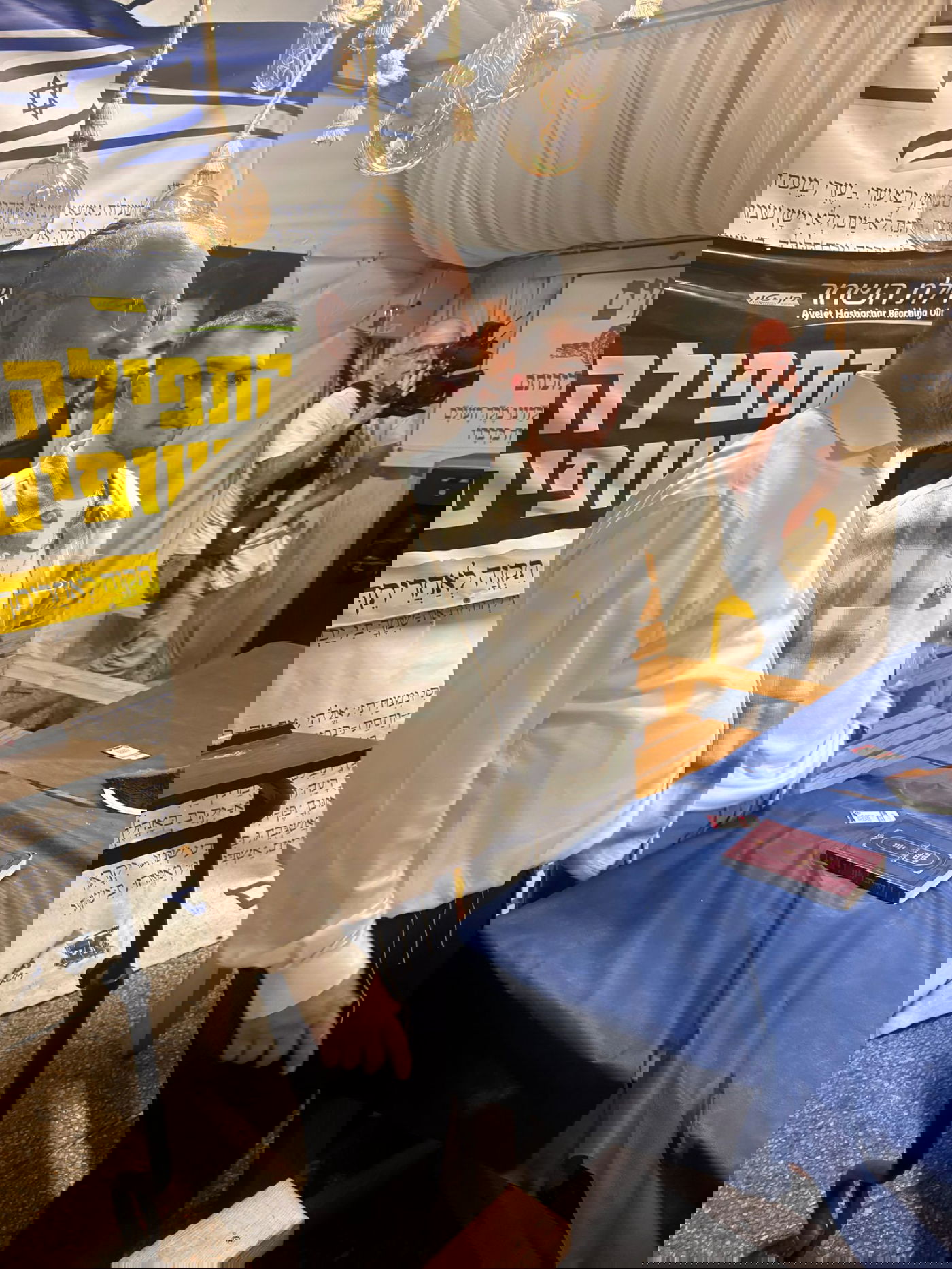 קידוש השם בכיכר החטופים: סיום מסכת ומעמד הודיה של שורד השבי בר קופרשטיין ומשפחתו באוהל התפילה של "איילת השחר"