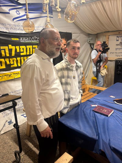 קידוש השם בכיכר החטופים: סיום מסכת ומעמד הודיה של שורד השבי בר קופרשטיין ומשפחתו באוהל התפילה של "איילת השחר"