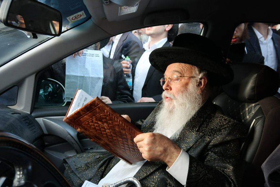 האדמו"ר ממישקולץ הגיע בראש חסידיו לעצרת המיליון