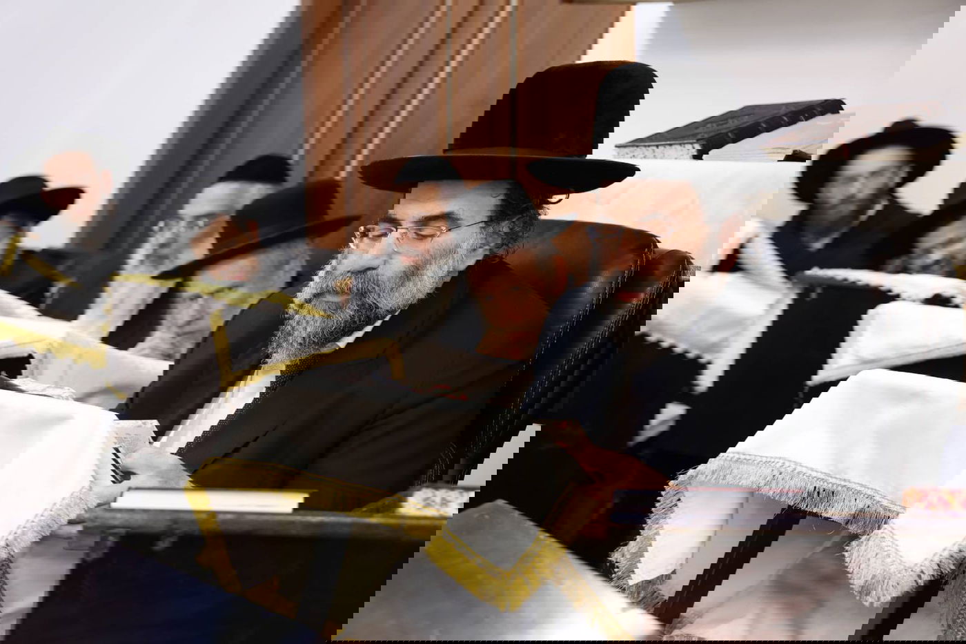 הגר"א דויטש בראש מושב בית דין במעלה אדומים