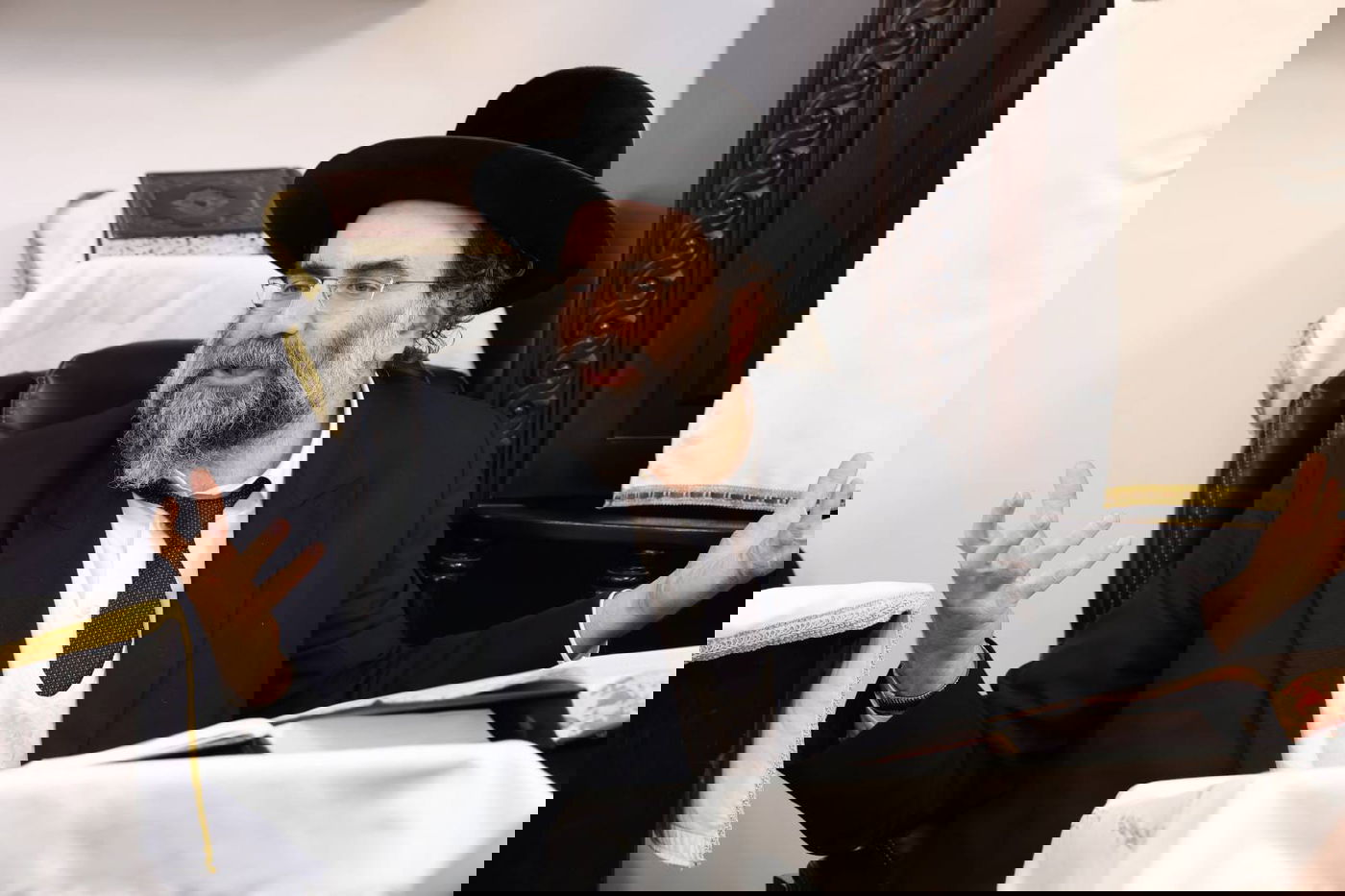 הגר"א דויטש בראש מושב בית דין במעלה אדומים