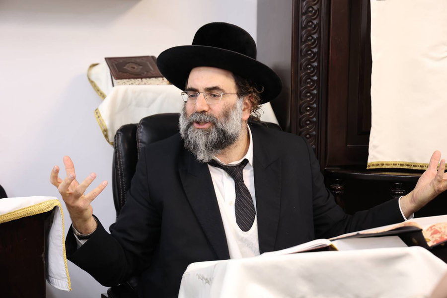 הגר"א דויטש בראש מושב בית דין במעלה אדומים