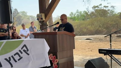 בנו המאומץ של החטוף הקריא בהלוויה את ההודעה שלא נענתה | קורע לב