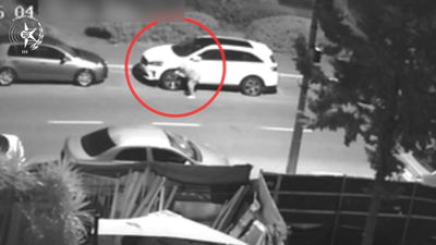 עשרות רכבים נפגעו: החשודה תועדה בשעת לילה מבצעת את זממה | תיעוד