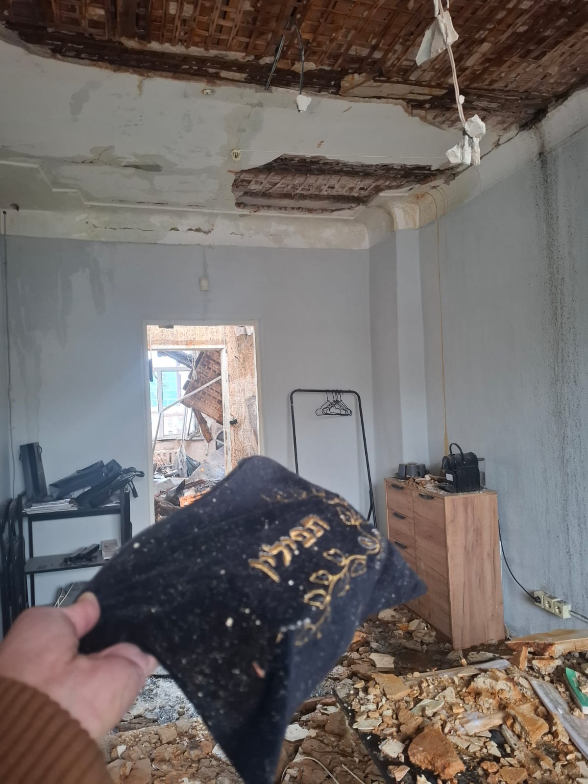 המשרד ברקע המשרד שהופגז