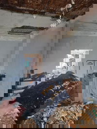 המשרד ברקע המשרד שהופגז