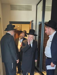 מדוע הגר"י זילברשטיין לא רצה להיכנס לחדר המפואר בבית המלון?