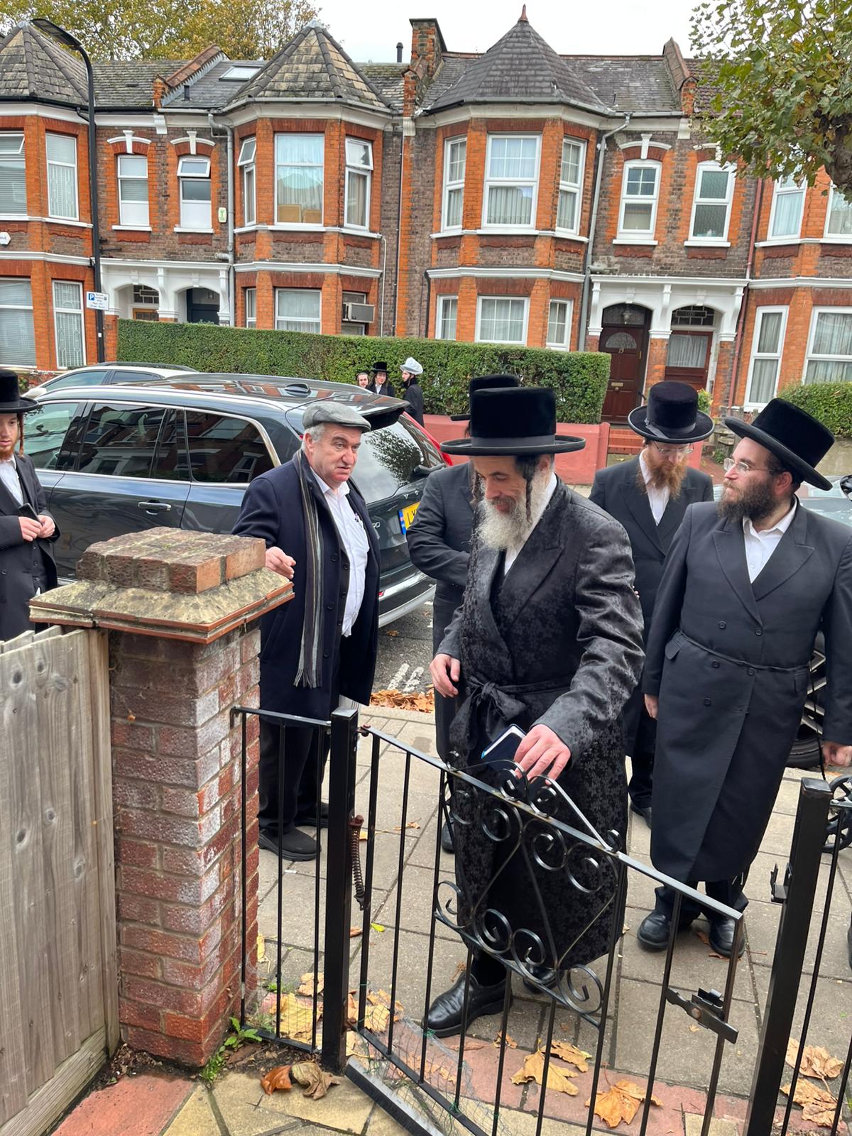 הגה"צ רבי חיים מאיר הגר, אב"ד ויז'ניץ בביקור בזק בלונדון