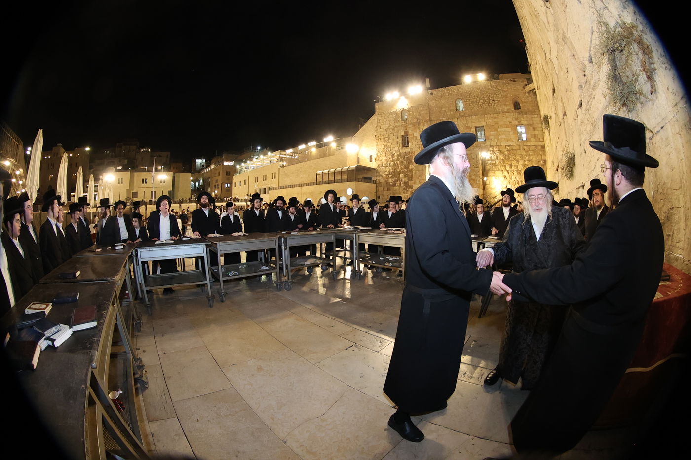 האדמו"ר מספינקא בתפילה ע"י ה'כותל המערבי'