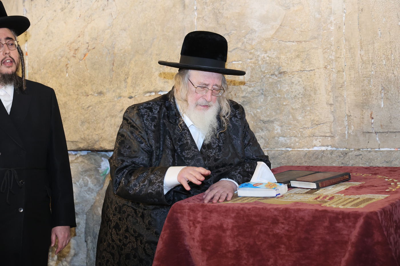 האדמו"ר מספינקא בתפילה ע"י ה'כותל המערבי'