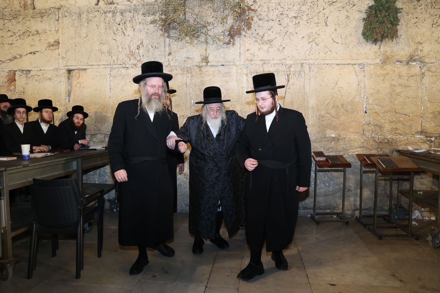 האדמו"ר מספינקא בתפילה ע"י ה'כותל המערבי'