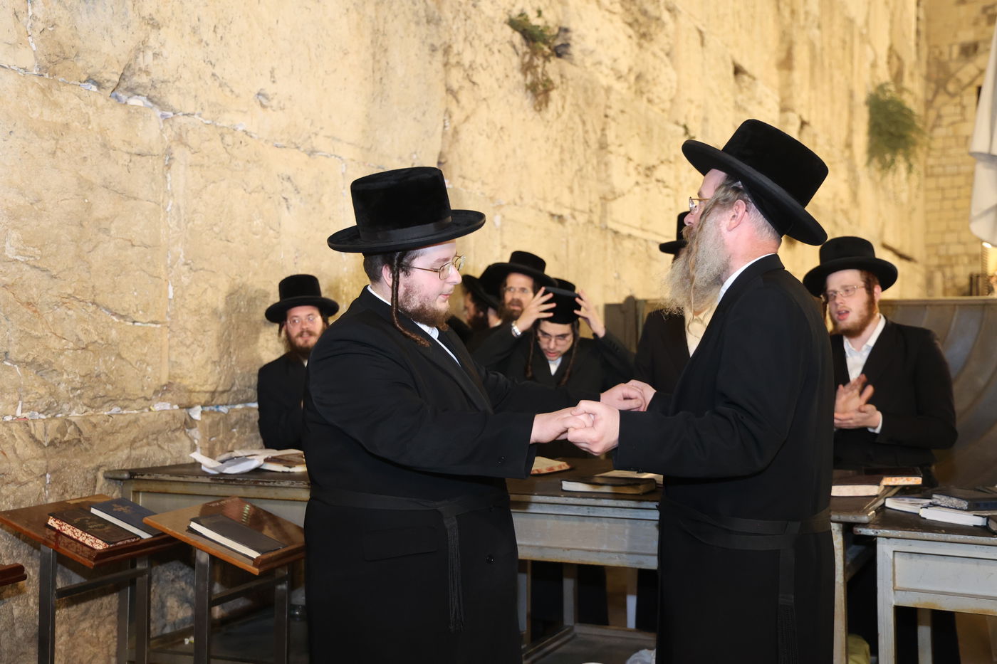 האדמו"ר מספינקא בתפילה ע"י ה'כותל המערבי'