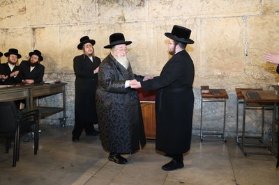 האדמו"ר מספינקא בתפילה ע"י ה'כותל המערבי'